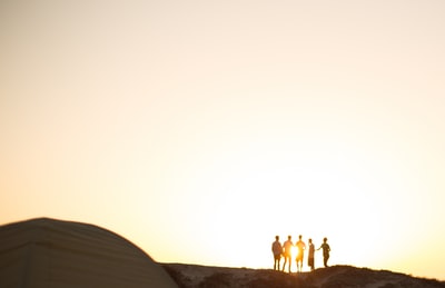五个人站在悬崖上